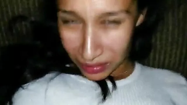 金髪のファッショニスタは、ソファの上におもちゃで自慰行為。 エロ 動画 無料 女性 用