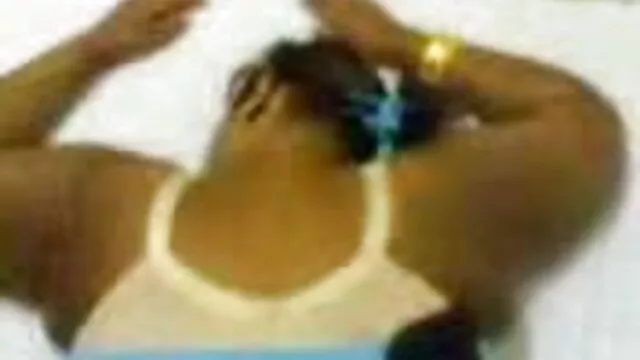 ターコイズブルーの葉の上に巨大なお尻を喜ばせる白いバズーカを持つ黒slut 女性 が 見 たい 無料 アダルト 動画