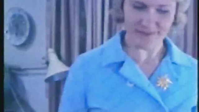 巨乳とお尻の成熟したブルネットふしだらな女は彼女の自由な時間を点灯します。 エロ 動画 無料 女 向け