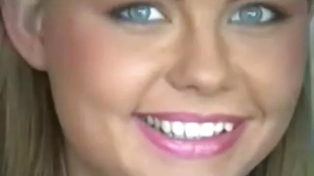 愛の雌犬は彼女の親友と彼女の足を曲げようとしました。 ムータン エロ