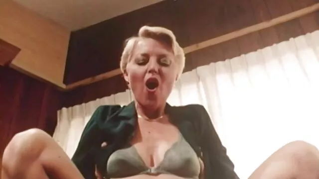 美しい女性で獲れた彼女の最初のオーガズムを打つ女pissing。 エロ 動画 無料 女子 向け