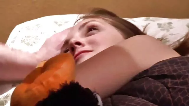 ラップトップでポルノを見て、オルガスムに達するまでディルドで彼女の腫れた猫を自慰行為。 無料 エロ 動画 女性 向け