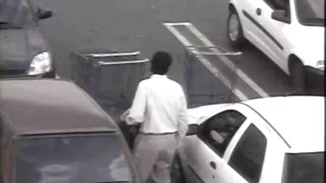 ナイトクラブで踊る屈託のない若い星 ムータン エロ