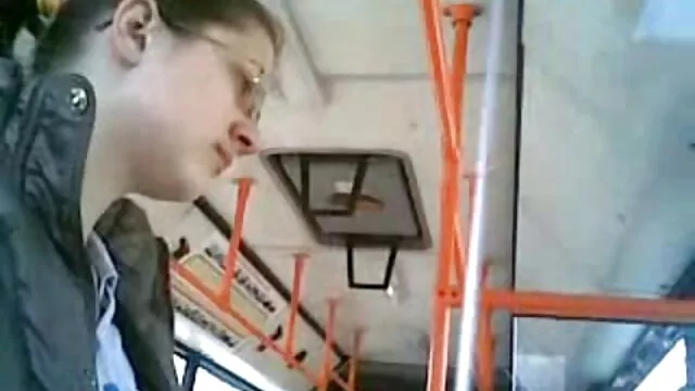 彼女の男によって宣教師の位置に連れて行かれたタトゥーを持つ喫煙の女の子。 女の子 の ため エロ 動画
