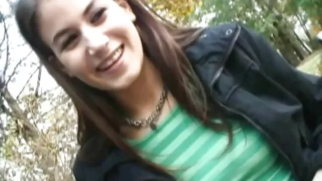 アジアの女の子は、口の中で兼と壮大な深い喉blowjobを示しています。 女子 の ため の エロ 動画