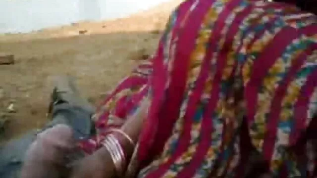 成熟した主婦は、ドレスを解くために背中の手でファックします。 女性 専用 の エロ 動画