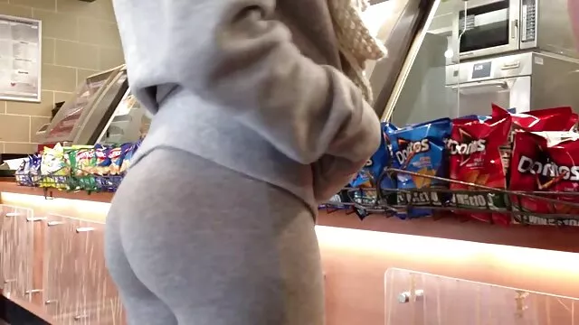 映画の代わりにアナルセックスをしているロシアの女の子に恩着せがましい男。 女性 専用 エロ 無料 動画