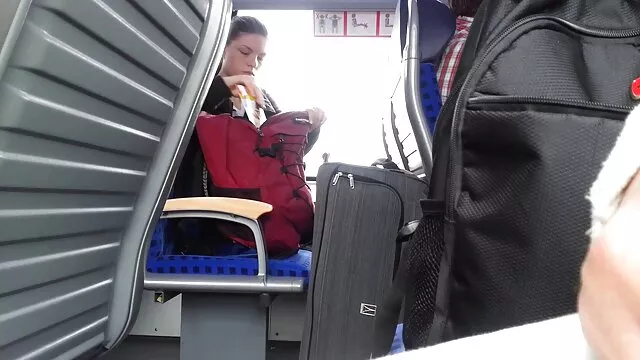 女の子は森の中でハード男に直面しています アダルト 動画 女性 向き
